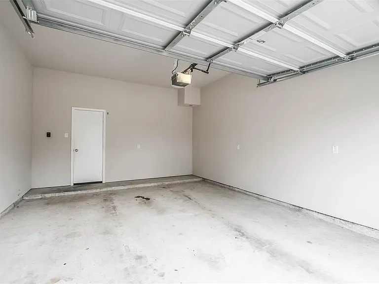 3207 Avenue O — Photo 32