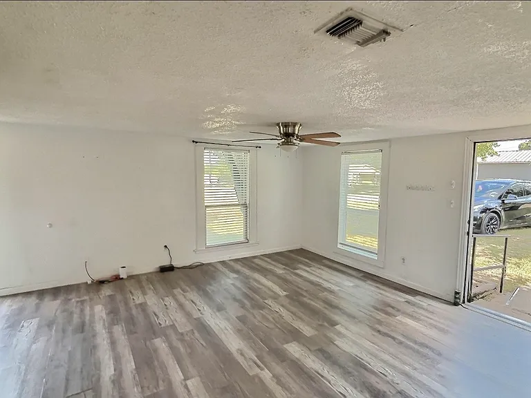 105 Michael Ln — Photo 3