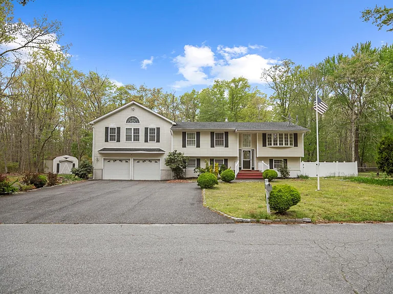 46 Walter Dr — Photo 1