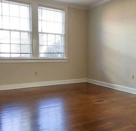 Large living area w/view of courtyard