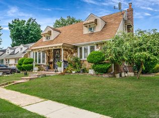 86 Clearstream Ave, Valley Stream, NY 11580