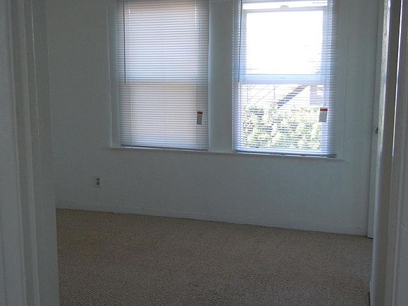 5th image of 5727 Bayview Ave #B