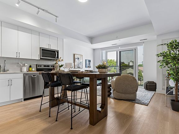 4th image of 799 Sheppard Ave W #1380079