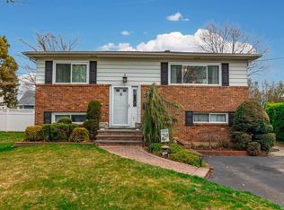 360 N Broome Ave, Lindenhurst, NY 11757