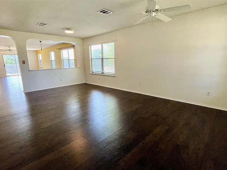 317 Leanne Dr — Photo 6