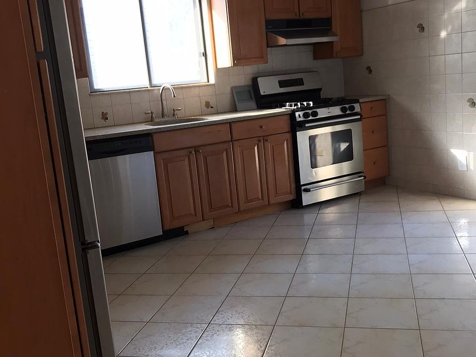 1st image of 49 Oakville St
