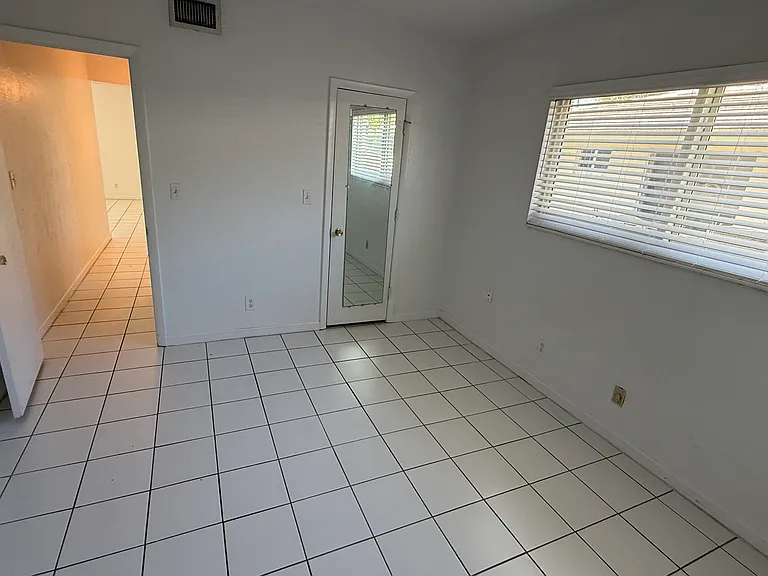 4201 NE 21st Ave — Photo 8
