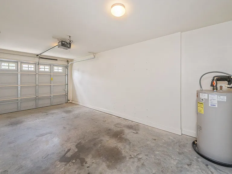 715 Majestic Dr — Photo 32
