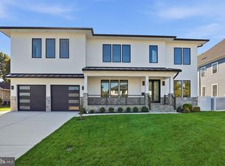 1734 Pimmit Dr, Falls Church, VA 22043