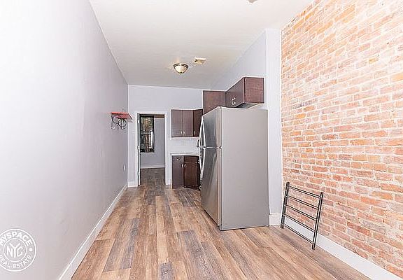 4th image of 477 Chauncey St #4P