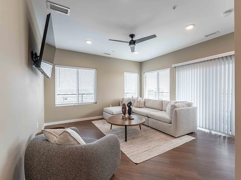 1364 E Battlefield Rd — Photo 184