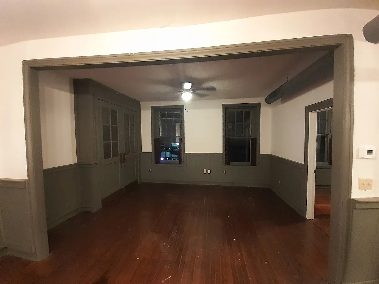 212 Locust St - Front Apartment — Photo 3