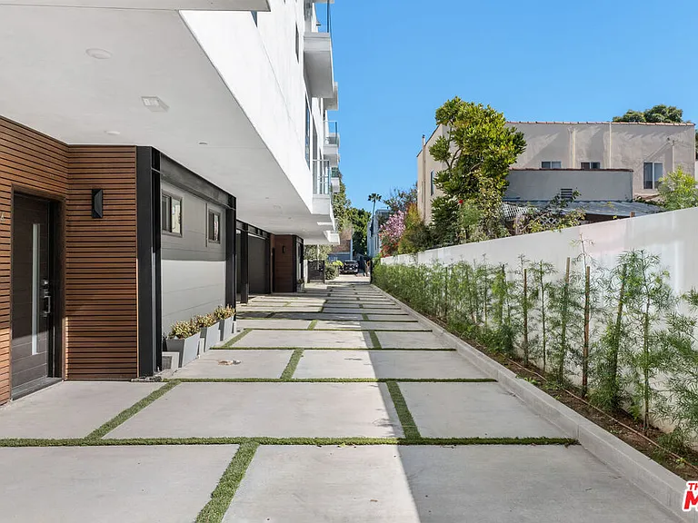 849 N Alta Vista Blvd — Photo 2