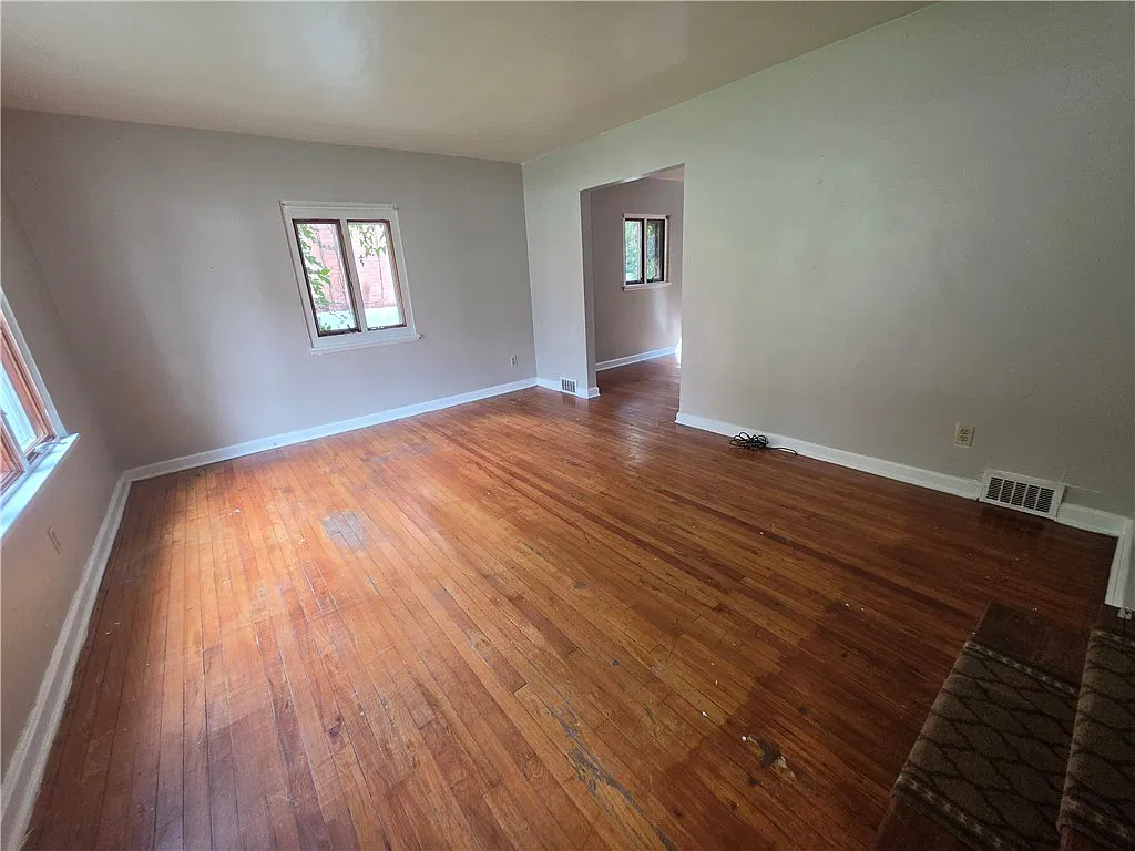 3 bed, 1000 sqft, $1,600 — Photo 2