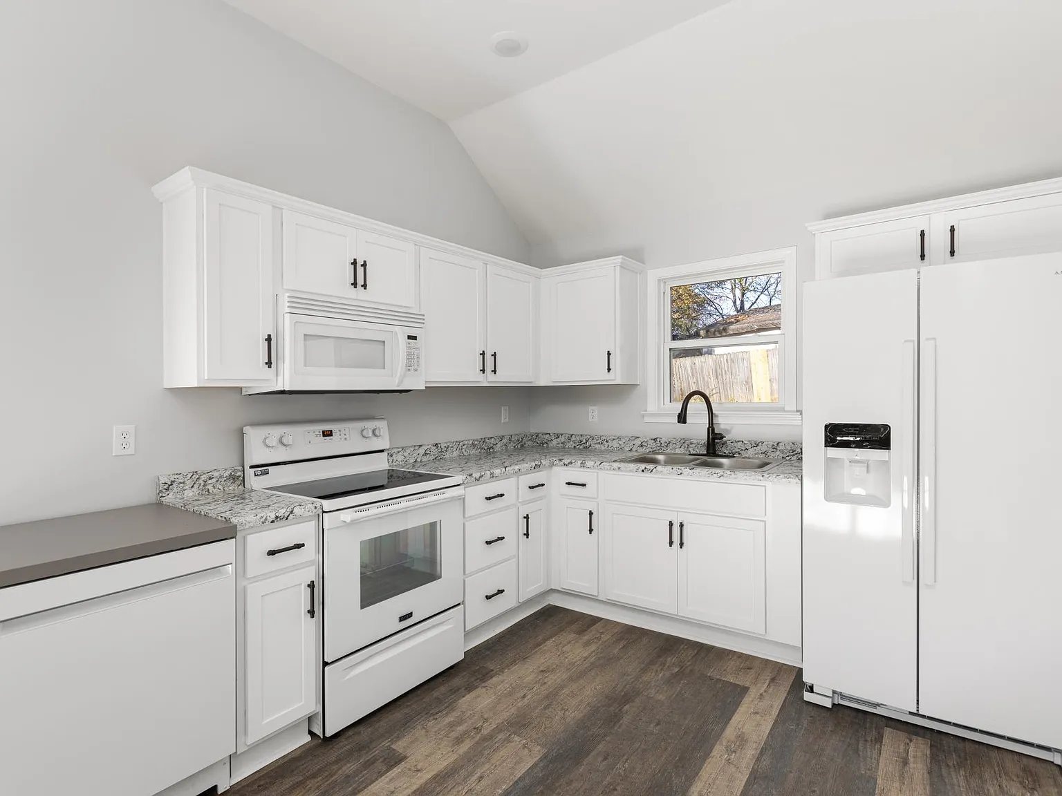 4 bed, 1350 sqft, $2,195 — Photo 4