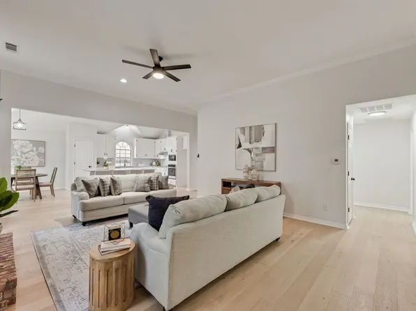 1412 Melody Ln, Carrollton, TX 75006