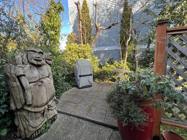 324 3rd Ave S APT 4, Edmonds, WA 98020