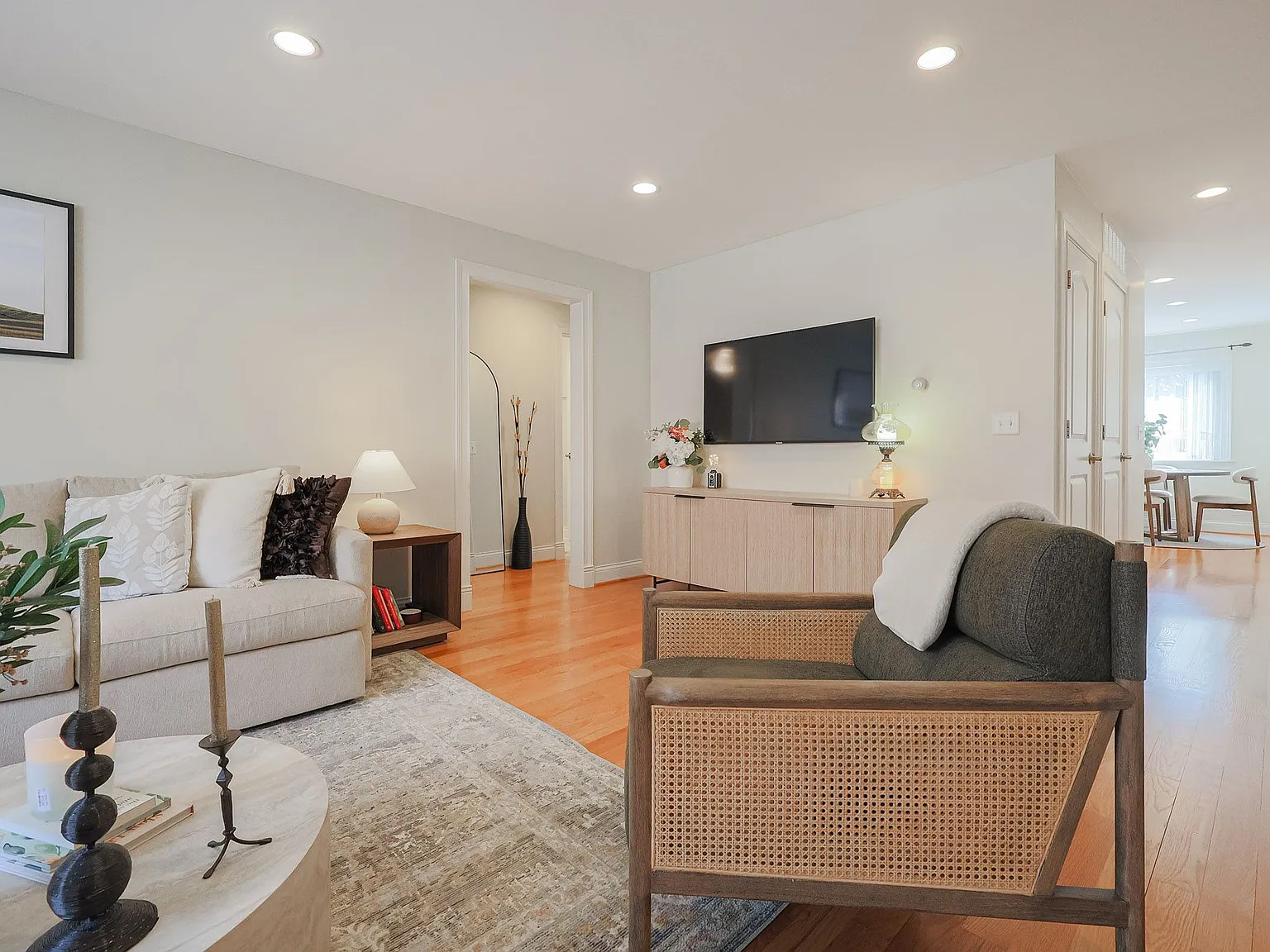 2 bed, 1000 sqft, $2,400 — Photo 2