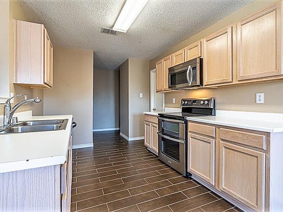 5th image of 1423 Greenbrook Dr