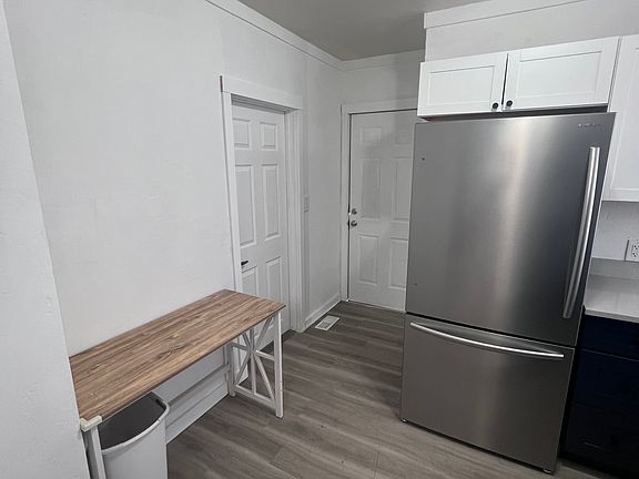 3rd image of 1624 W Maxwell Ave