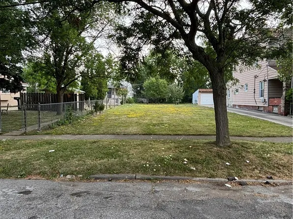 829 Whitcomb Rd, Cleveland, OH 44110