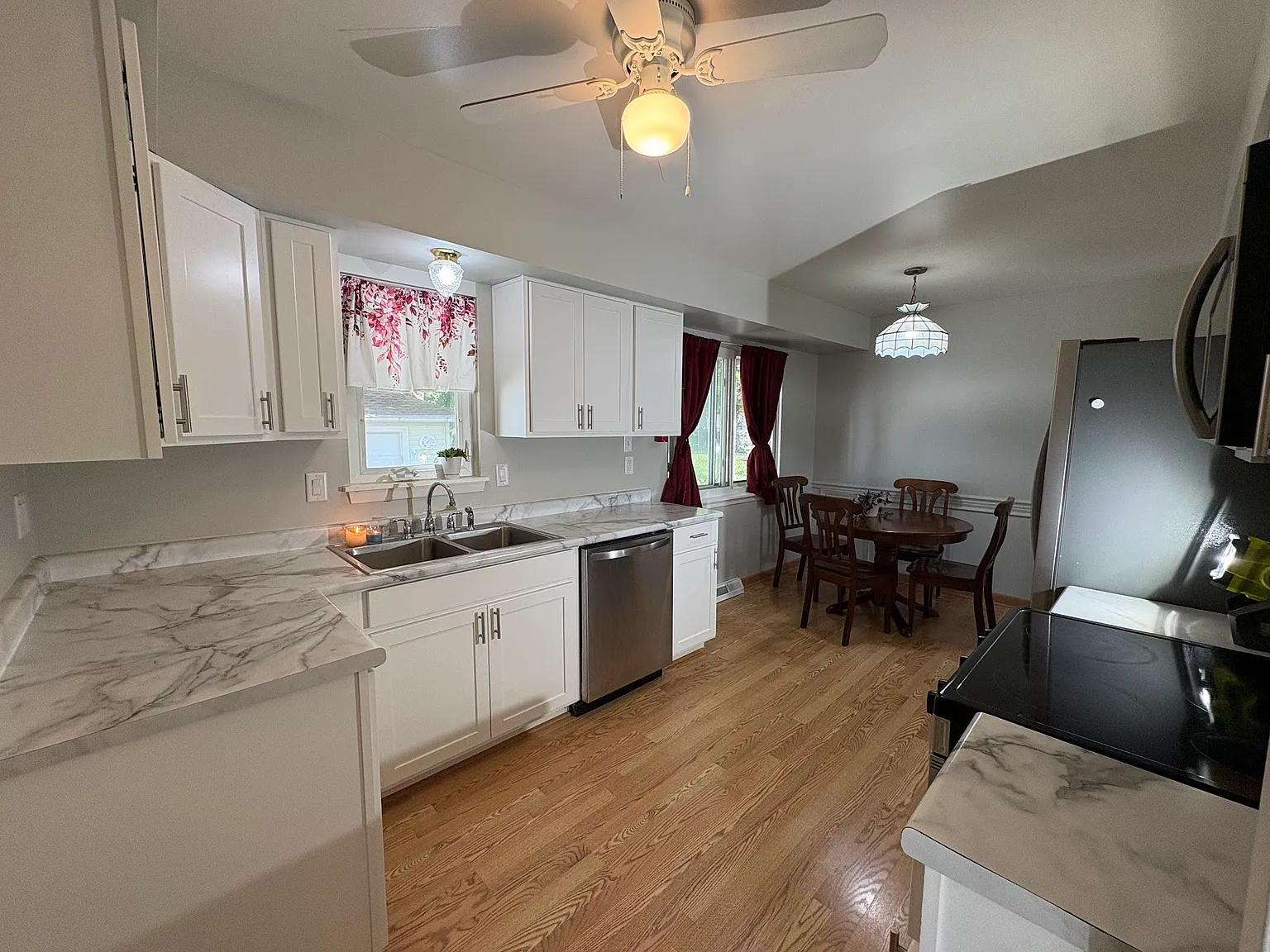 3 bed, 982 sqft, $1,900 — Photo 2