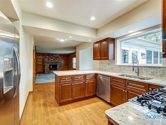 4th image of 1230 Conneaut Ave