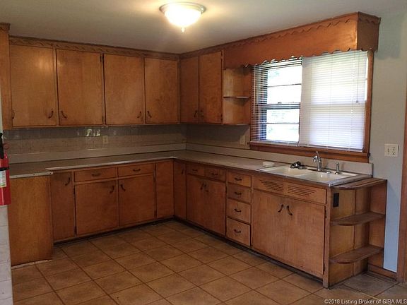 5th image of 204 S Highland Dr