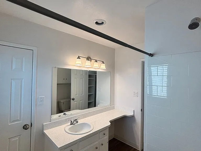University Terrace Apartments — Photo 15