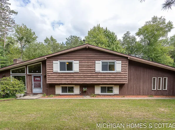 4040 Estate Dr, Holland, MI 49424