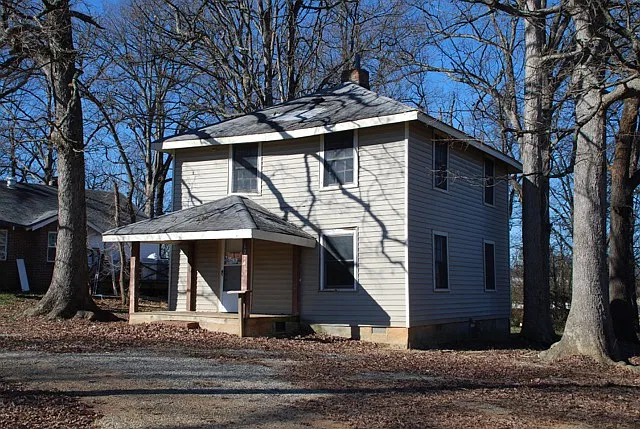 3 bed, $900 — Photo 1