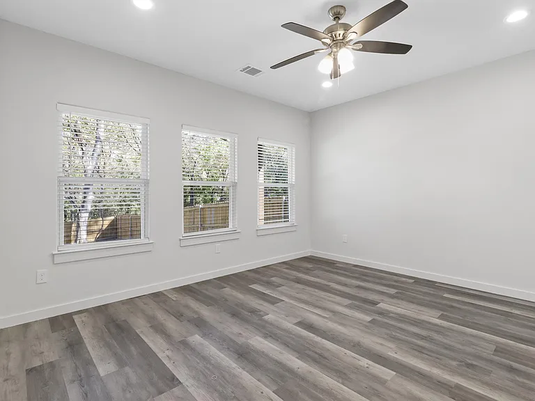 223 W Walker St — Photo 9