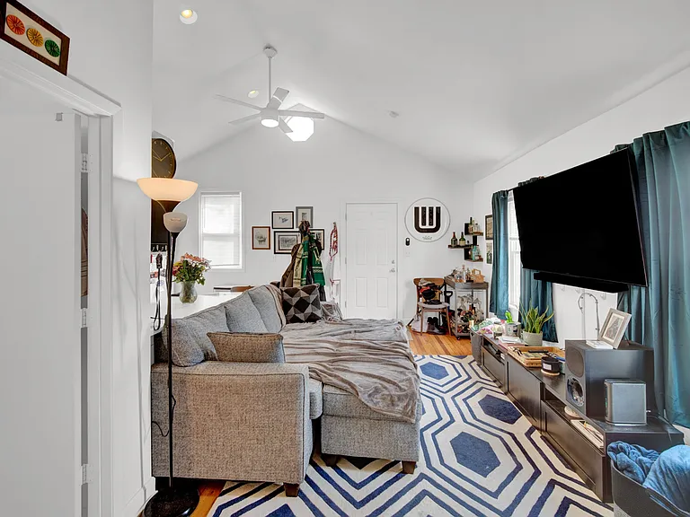 2642 N Marshfield Ave — Photo 36