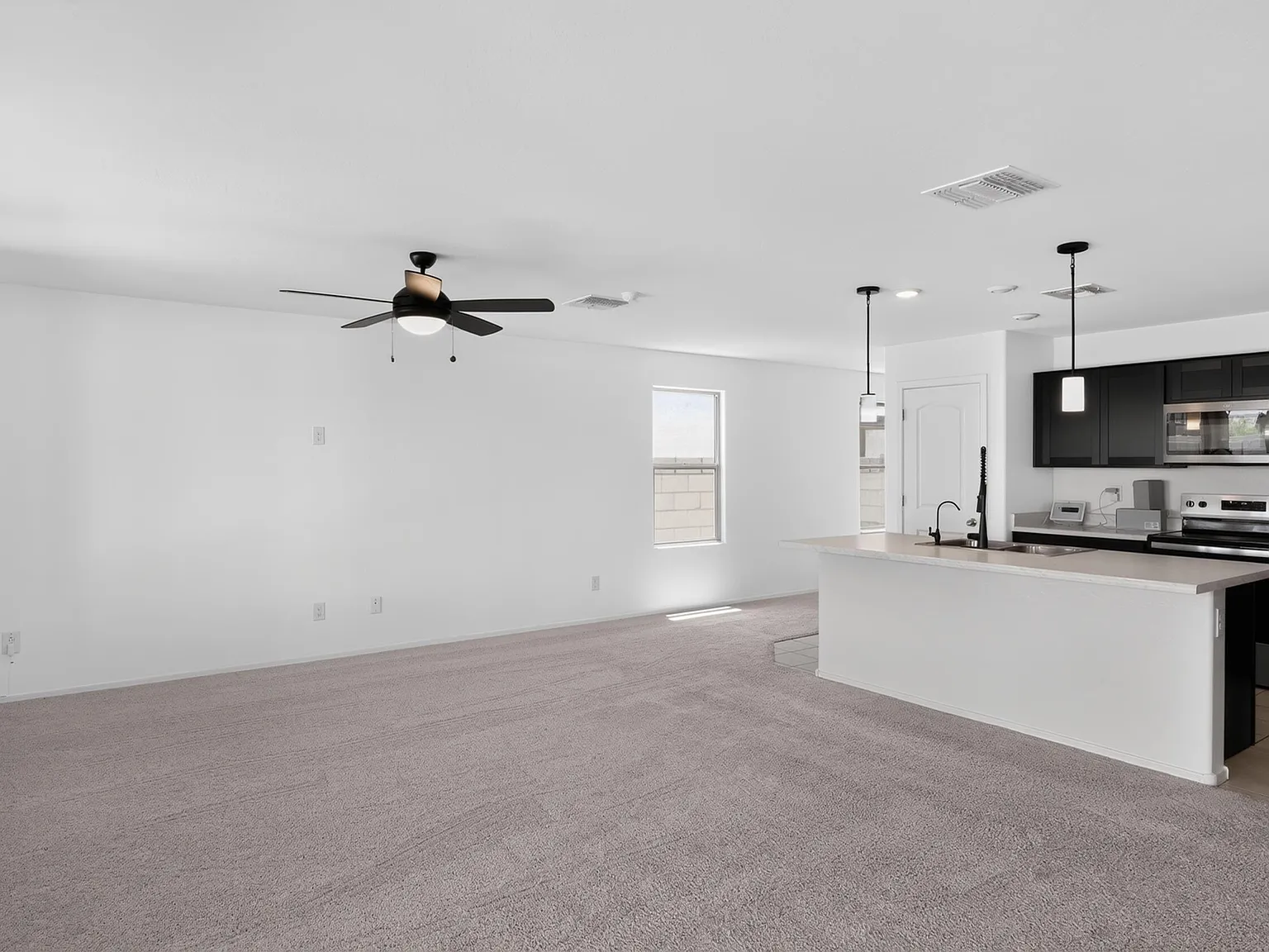 3 bed, 2.0 bath, 1439 sqft, $2,050 — Photo 2