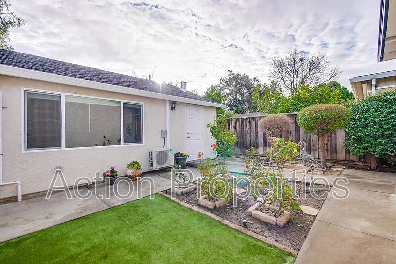 1 bed, 1.0 bath, 330 sqft, $2,350 — Photo 2