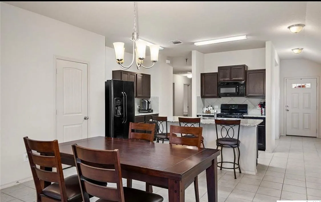4 bed, 1647 sqft, $1,900 — Photo 4