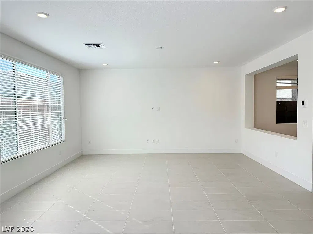 5 bed, 3.5 bath, 2995 sqft, $3,200 — Photo 3