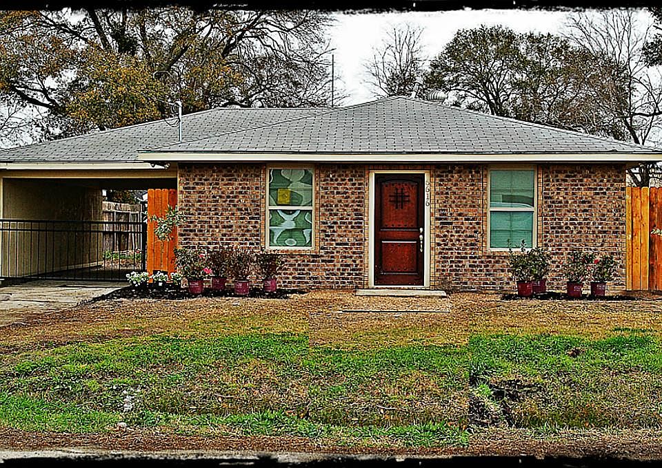  Curb Appeal to die for!!