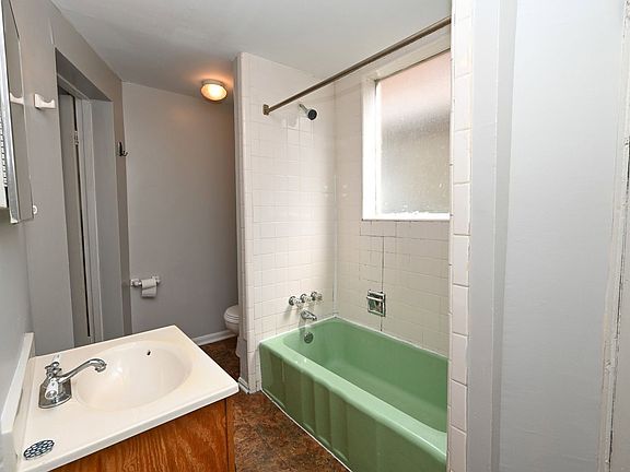 2nd image of 2344 Victor St