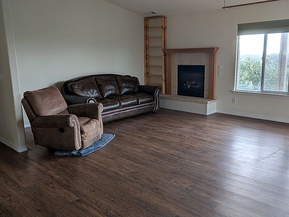 3rd image of 1271 Doris Ln