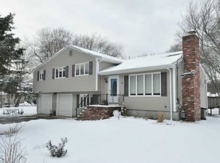 8 Sachem Rd, Bristol, RI 02809