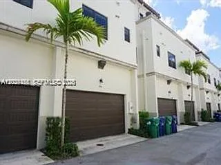 8441 NW 51st Ter — Photo 5
