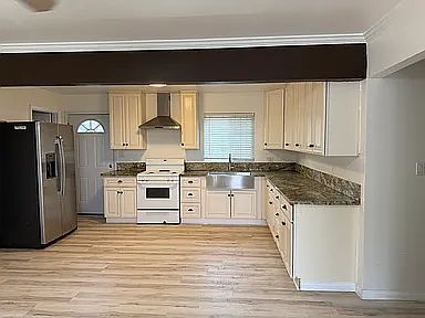 4th image of 584 Hosmer St
