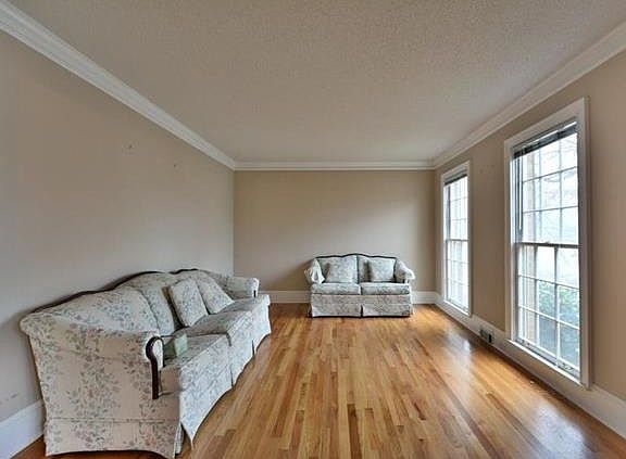 3rd image of 530 Belgrave Ln