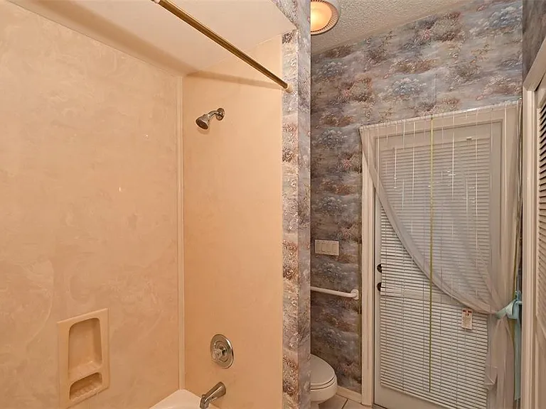 3866 Surrey Ct — Photo 36