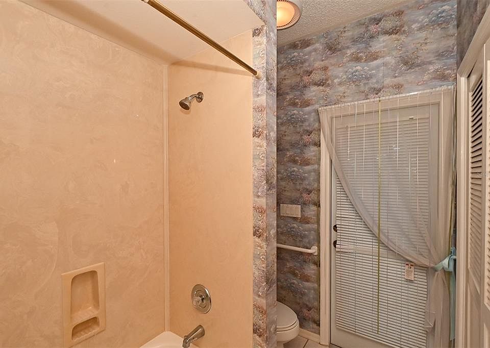1st image of 3866 Surrey Ct #3866
