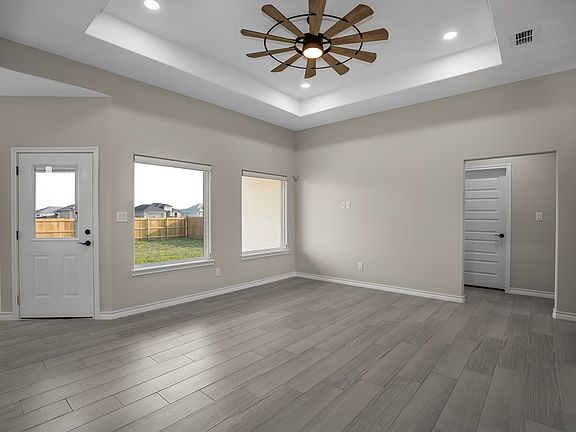 5th image of 107 Brooks Cir