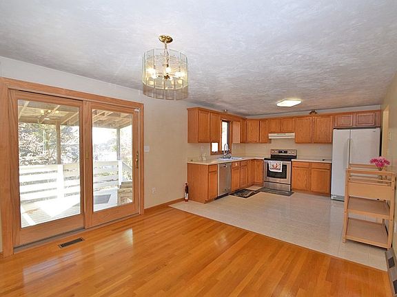 4th image of 51 Johnson Dr