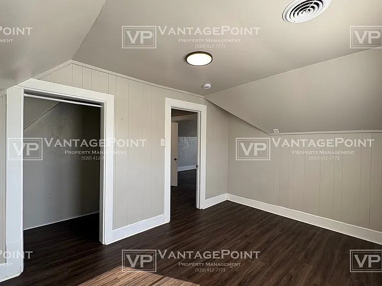 521 1/2 S Sawyer St — Photo 9