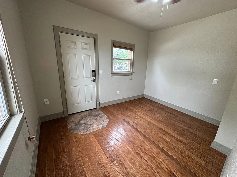 902 W 11th St #6 — Photo 4